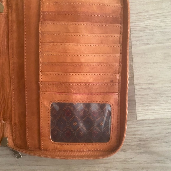 Never used leather wallet purse. Keep your cards, phone, sunglasses - Picture 9 of 14